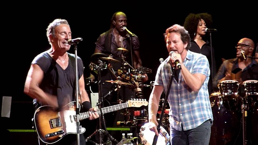 Eddie Vedder sul palco con Bruce Springsteen a Seattle