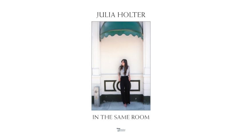 Julia Holter: ascolta la nuova interpretazione di “Horns Surrounding Me”