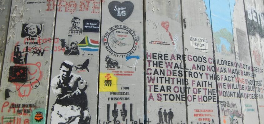 Il nuovo progetto di Banksy: un hotel in Palestina in cui si suoneranno inediti di Massive Attack, Trent Reznor e Flea