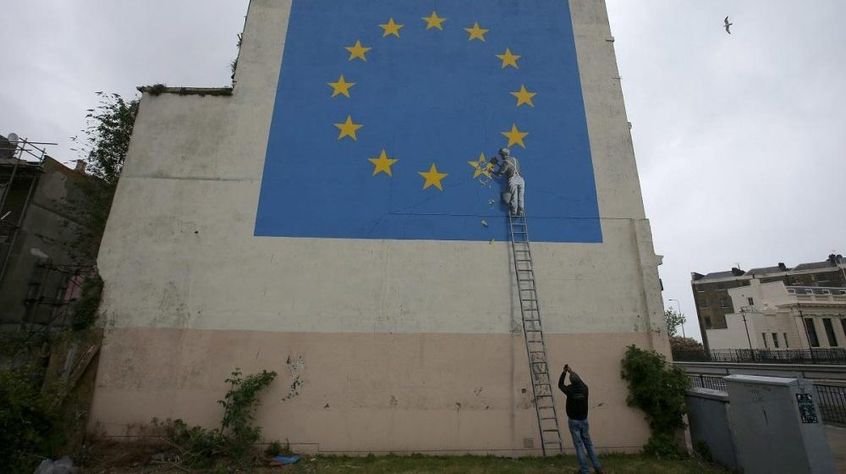 E’ tornato Banksy: svelata una nuova opera ispirata alla Brexit.