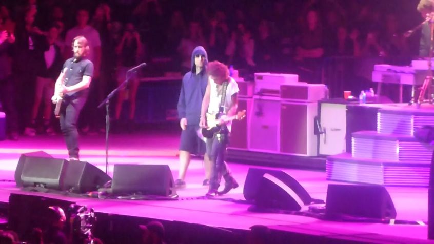 Foo Fighters, Liam Gallagher e Joe Perry si cimentano in “Come Together” dei Beatles