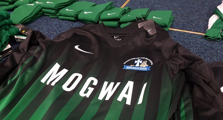 I Mogwai diventano sponsor di una squadra di calcio di bambini non udenti