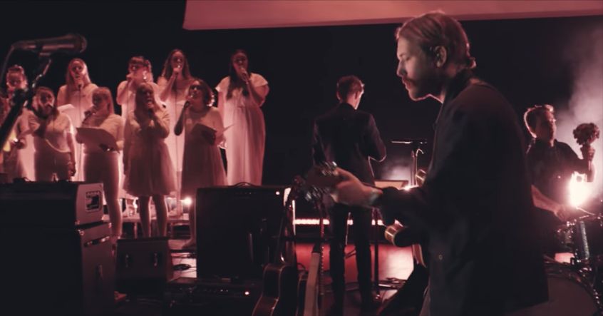Guarda i Fleet Foxes suonare “Crack-Up” con il coro islandese Graduale Nobili