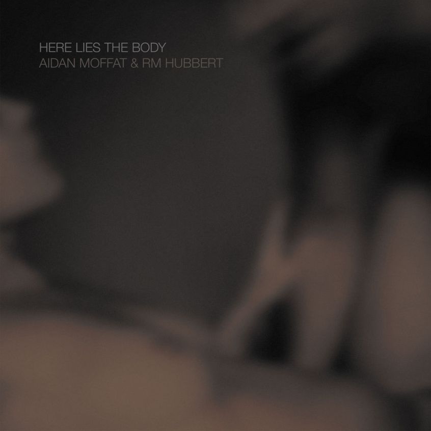 Si chiama “Here Lies The Body” l’album collaborativo tra RM Hubbert e Aidan Moffat (Arab Strap)