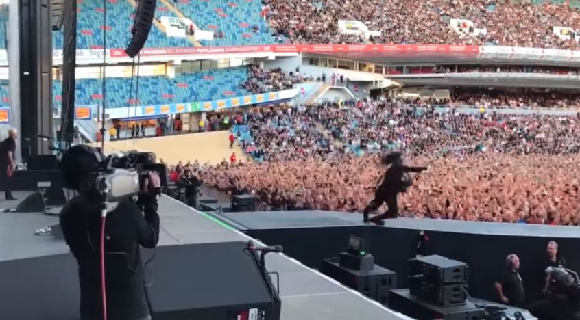 Dave Grohl trolla i fans: guarda il suo sosia cadere dal palco durante il live dei Foo Fighters in Svezia