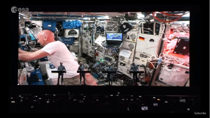 Guarda i Kraftwerk suonare “Spacelab” dal vivo insieme ad un astronauta tedesco impiegato su una stazione spaziale
