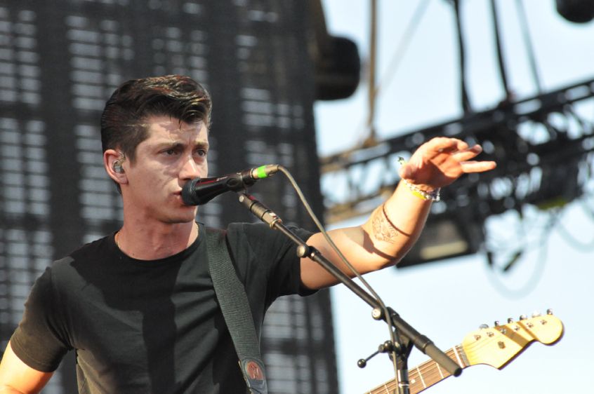 Guarda gli Arctic Monkeys fare una cover dei White Stripes a Detroit