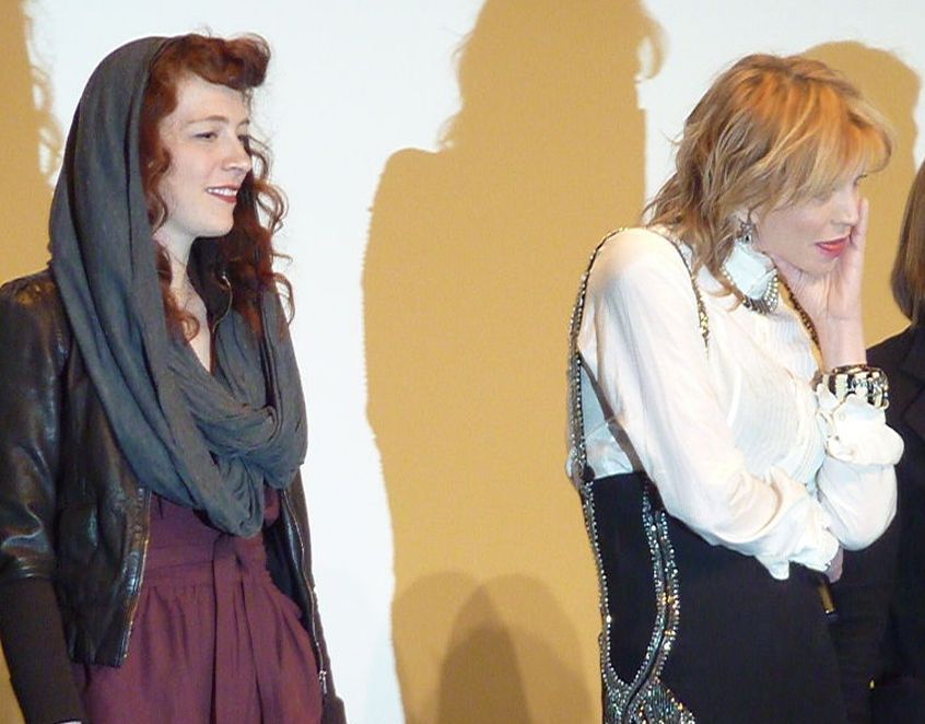 Guarda Courtney Love e Melissa Auf Der Maur ritrovarsi su un palco per suonare le Hole