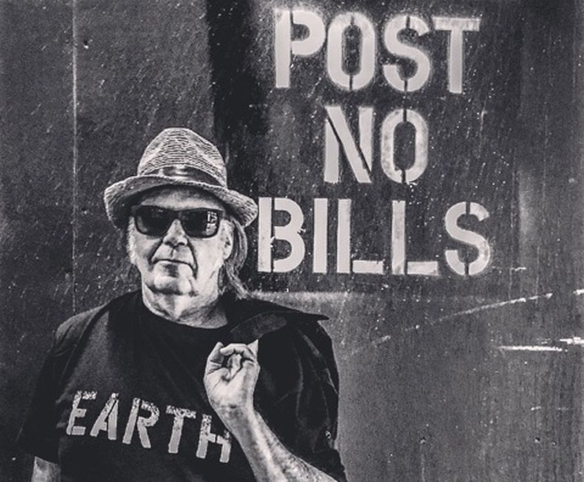 Neil Young fa fuori la Barclays. Il festival di Hyde Park abbandona lo sponsor.