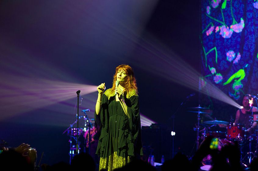 Si chiamano “Moderation” e “Haunted House” i due nuovi brani di Florence + The Machine