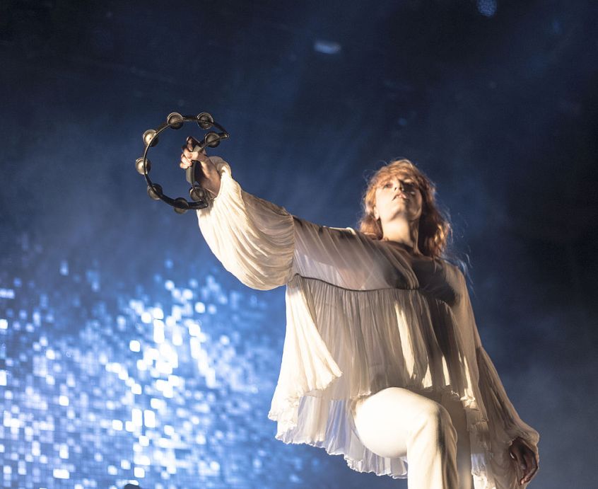 Ascolta una nuova canzone misteriosa e totalmente differente di Florence + The Machine