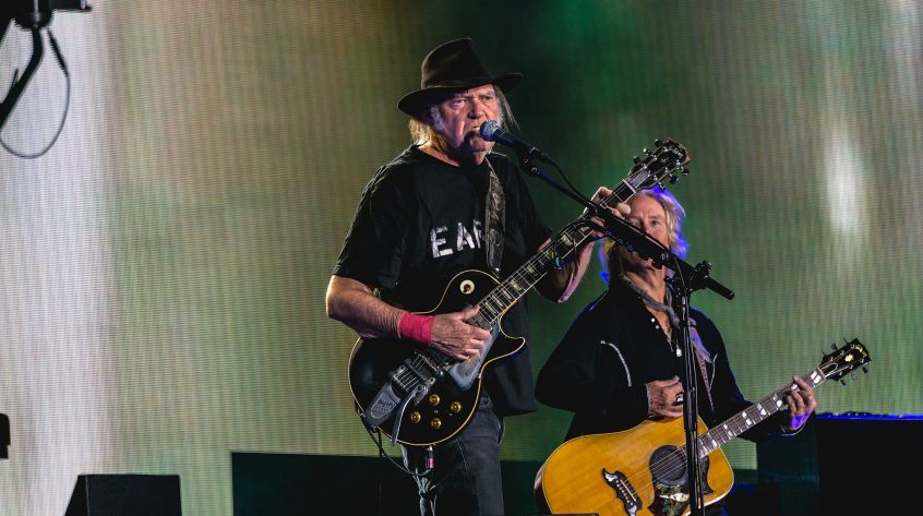 Neil Young annuncia il nuovo disco con i Crazy Horse. “COLORADO” esce ad ottobre.