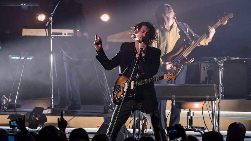 Guarda il corto che segue gli Arctic Monkeys nel backstage durante un live in Messico
