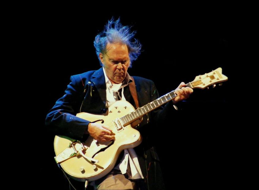 Guarda Neil Young suonare per la prima volta in 16 anni dal vivo “On The Beach”