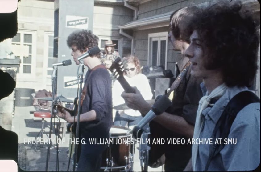 Guarda un video inedito a colori di un live dei Velvet Underground durante i giorni di protesta contro la guerra della Vietnam