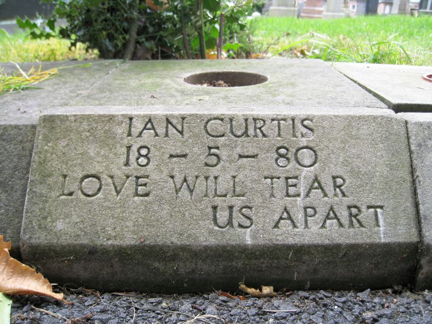 Furto di una pietra dalla tomba di Ian Curtis nel cimitero di Macclesfield