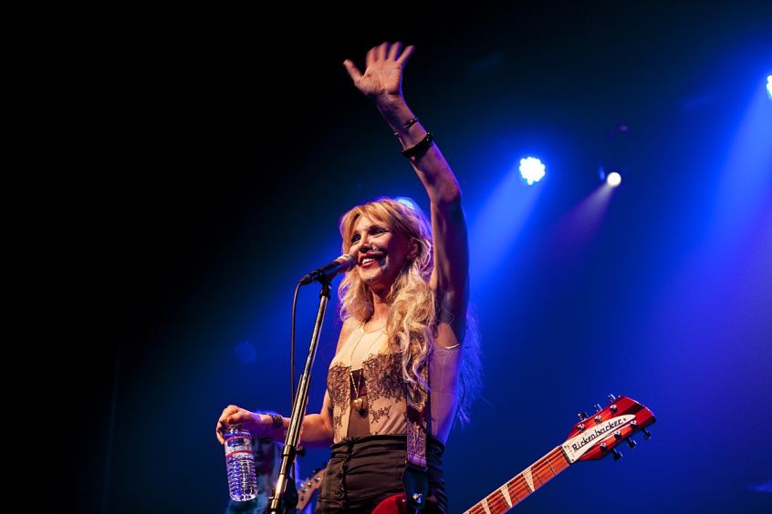 Courtney Love torna su un palco dopo circa 2 anni. Guardala suonare brani delle Hole e diverse cover.
