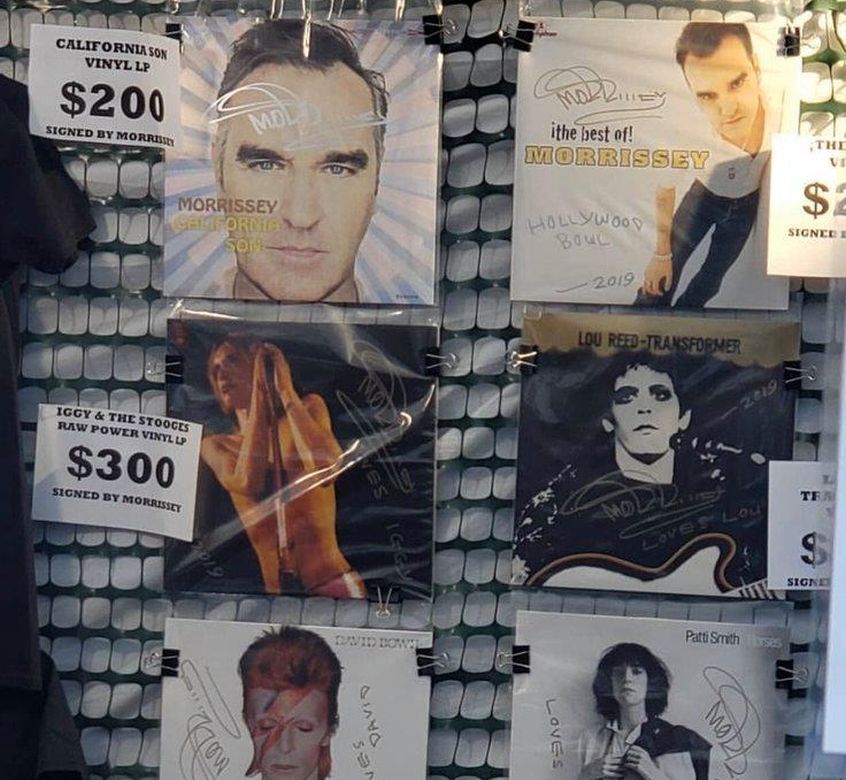 Morrissey autografa dischi di altri e li vende al suo tavolo del merchandising