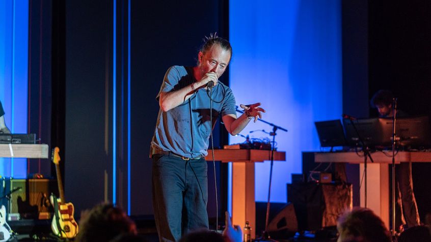 Al suo concerto di Las Vegas, Thom Yorke si cimenta in “Silent Night”