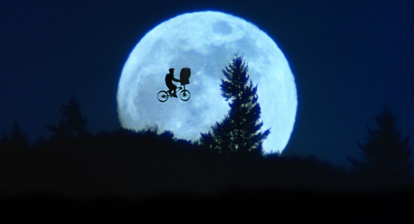 E.T. l’extra terrestre ritorna sulla terra e ritrova Elliott