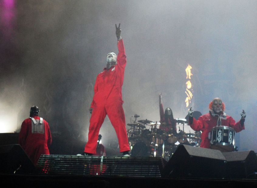 Gli Slipknot annullano la partecipazione al festival e il pubblico inferocito da fuoco al palco degli Evanescence
