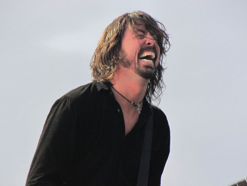 Dave Grohl riporta i Nirvana sul palco per un concerto di beneficenza