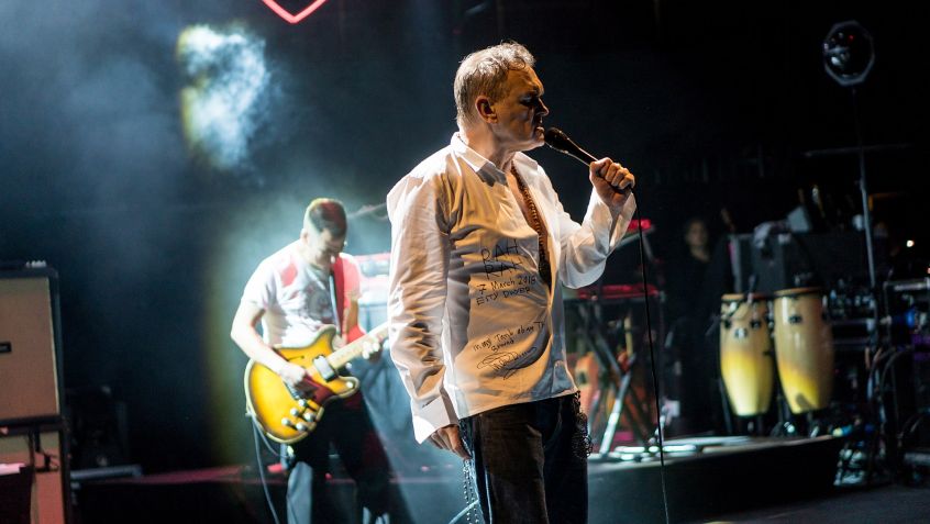 Morrissey annulla l’esibizione e i Killers suonano dal vivo “This Charming Man”