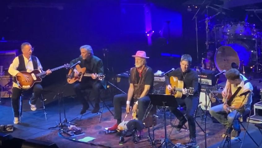 Guarda Noel Gallagher rifare i Fleetwood Mac al concerto tributo per Peter Green