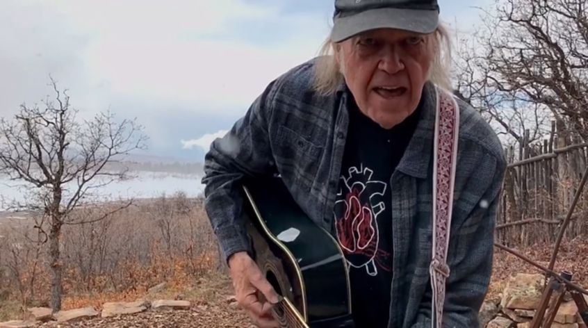 Guarda Neil Young suonare rarita’ nelle nuove Fireside Sessions casalinghe