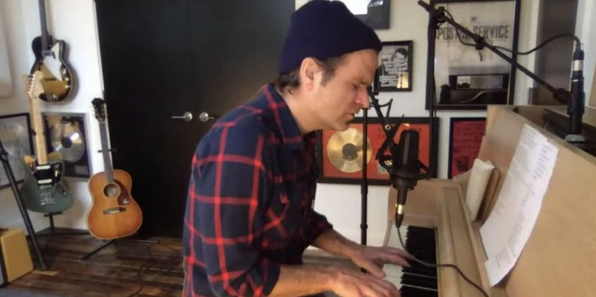 Nel suo set al piano, Ben Gibbard presenta anche una cover dei Nirvana e un nuovo brano