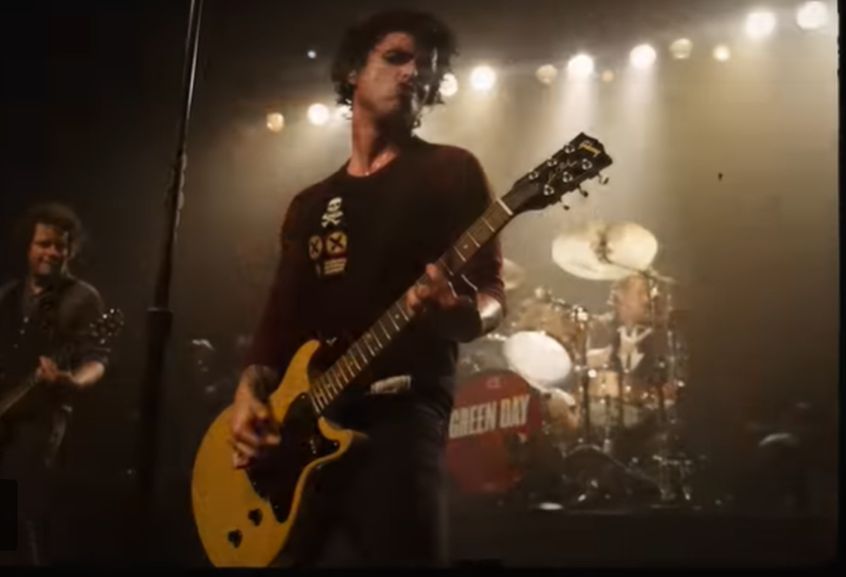 Billie Joe Armstrong dei Green Day rende omaggio ad Adam Schlesinger con “That Thing You Do!” la cover di