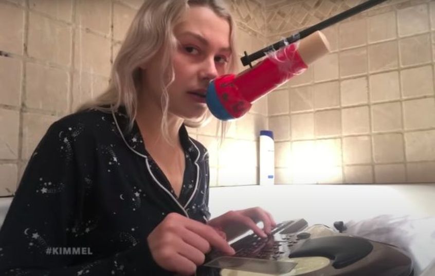 Guarda Phoebe Bridgers suonare la nuova “Kyoto” in bagno per Kimmel