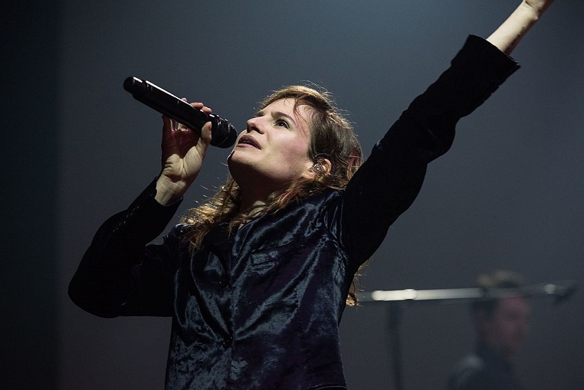 Guarda Christine and the Queens cimentarsi in “Heart of Gold” di Neil Young