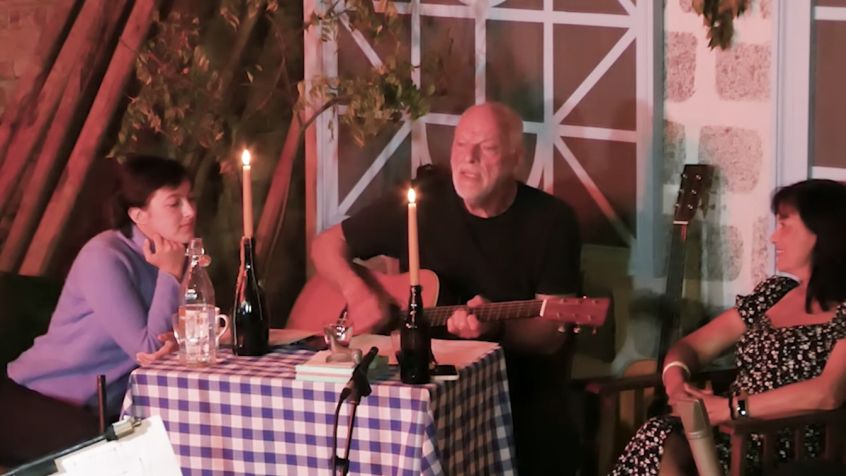 Nel suo live casalingo, David Gilmour interpreta anche due brani di Syd Barrett