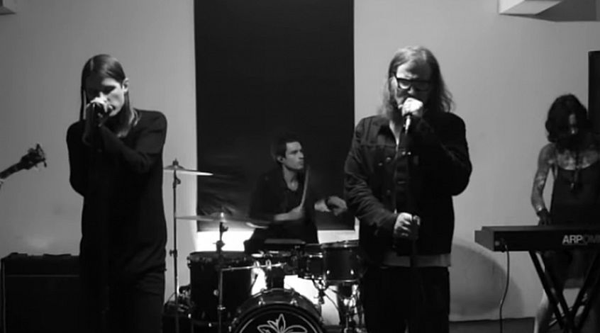 Guarda Mark Lanegan insieme ai Cold Cave rifare “Isolation” dei Joy Division