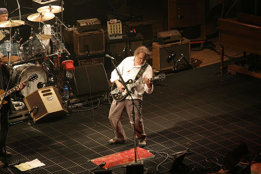 J Mascis sposta la data di Berlino per andare al concerto di Neil Young