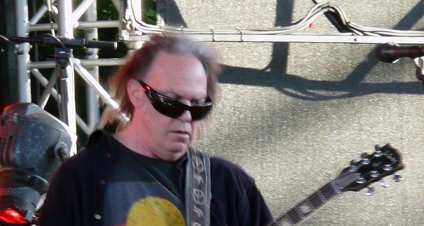 Guarda Neil Young suonare “Homegrown” nell’aia