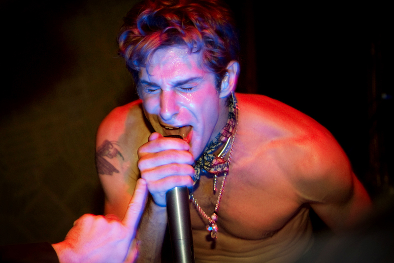 Guarda Billy Corgan farsi un giro sul palco dei Porno for Pyros per eseguire una cover dei Led Zeppelin