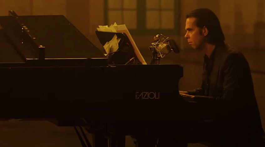 Guarda Nick Cave eseguire al pianoforte “Galleon Ship”. E’ il primo estratto dal suo film-concerto all’Alexandra Palace.