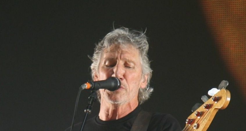 Guarda Roger Waters suonare “Vera” e “Bring The Boys Back Home” dei Pink Floyd