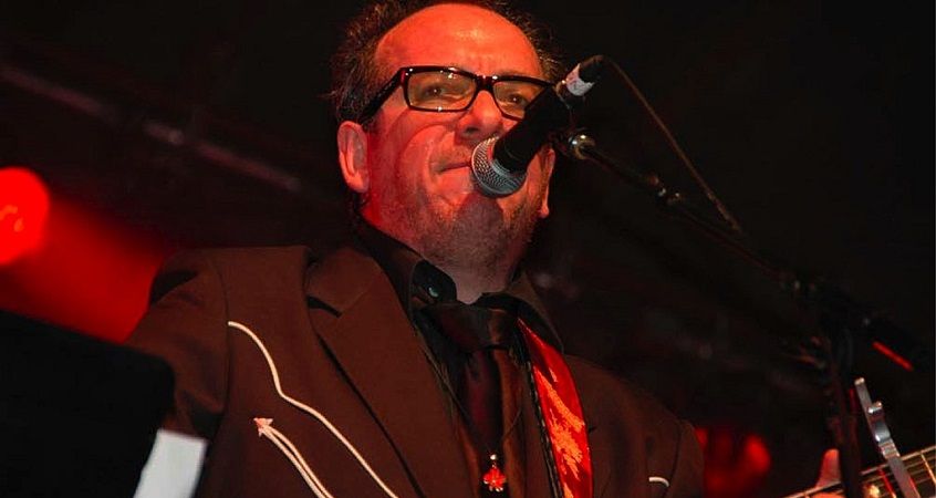 Il nuovo singolo di Elvis Costello si chiama “Newspaper Pane”