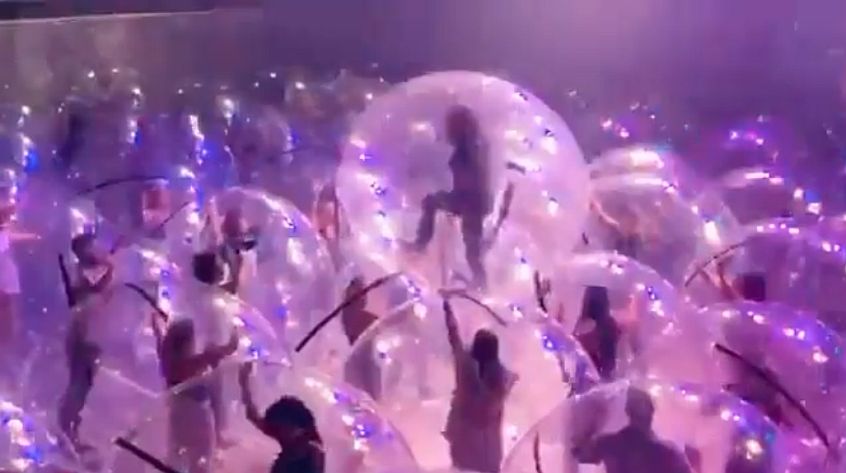 I Flaming Lips e il pubblico nelle bolle: guarda foto e video del primo ‘bubble concert’
