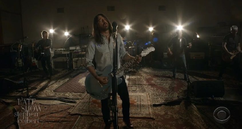 Guarda i Foo Fighters suonare “Shame Shame” da Stephen Colbert