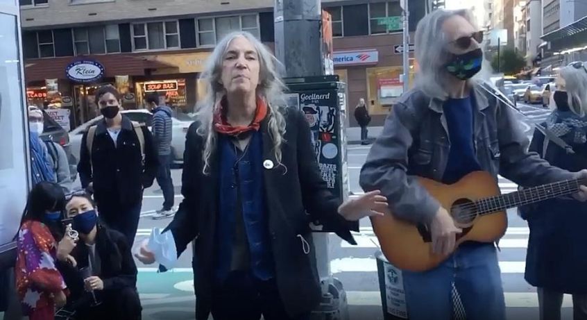Guarda Patti Smith suonare “People Have The Power” per gli elettori in fila a New York