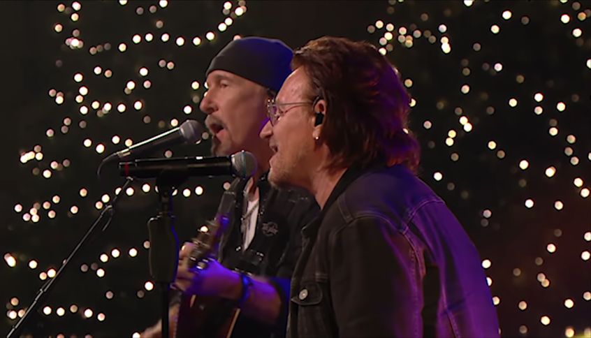 Guarda Bono e The Edge eseguire il classico “Christmas (Baby Please Come Home)”
