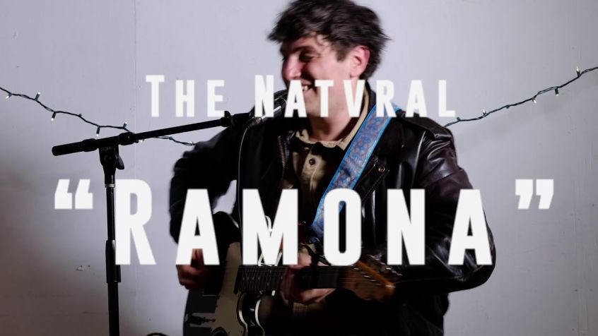 Guarda Kip Berman (The Natvral) riprendere un brano dei The Pains of Being Pure at Heart