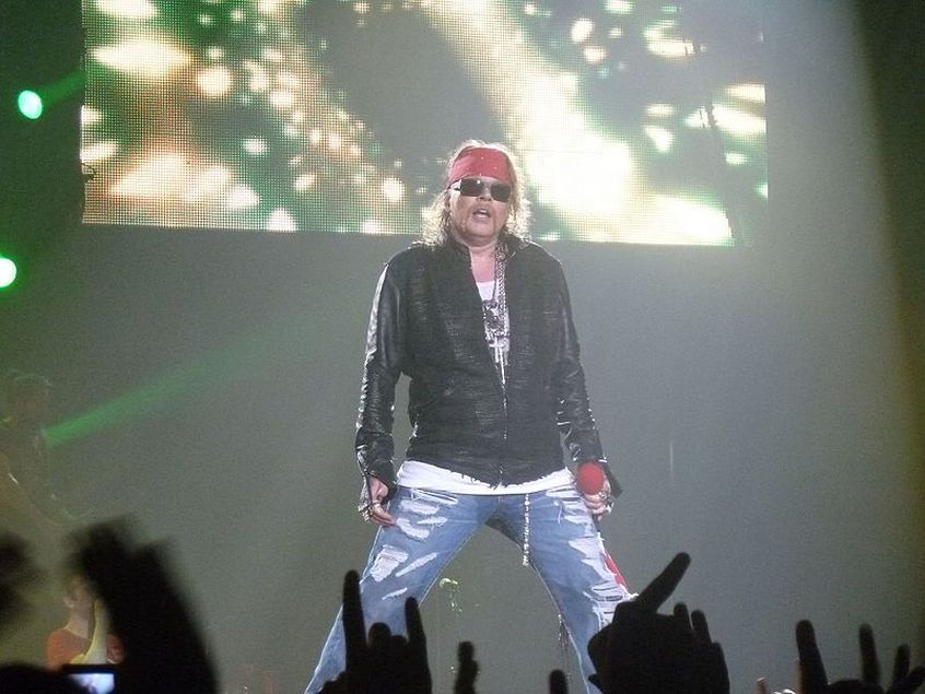 Guarda uno spezzone di uno show dei Guns N’ Roses in cui eseguono “Black Hole Sun” dei Soundgarden