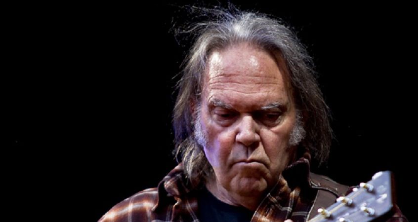 Neil Young ha fiducia in una vittoria sul COVID, ma non andrà  in tour fino a quando ci sarà  la pandemia