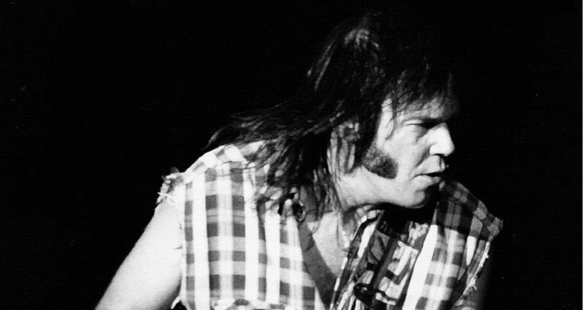 Neil Young condivide “Daughters”, un brano inedito dalle sessioni di “Homegrown”