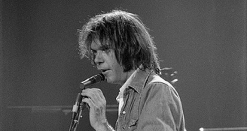 A fine marzo Neil Young realizzerà  un live-album registrato nel 1971